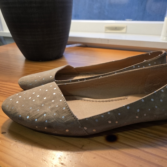 Lucky Brand beige flats with silver polka dots size 7 - Picture 2 of 2